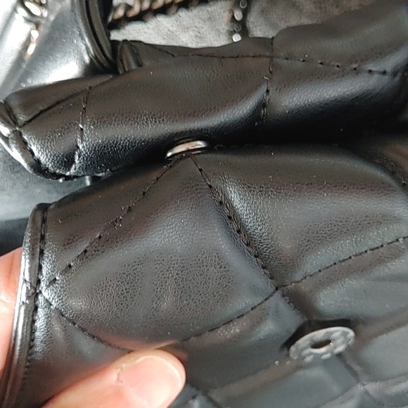 Elegant Black Quilted Shoulder Bag - Picture 7 of 10